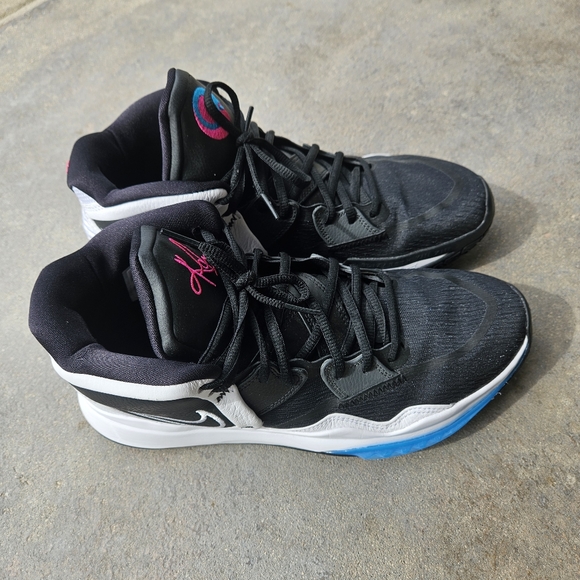 Nike Kyrie Infinity South Beach Shoes - Picture 4 of 11